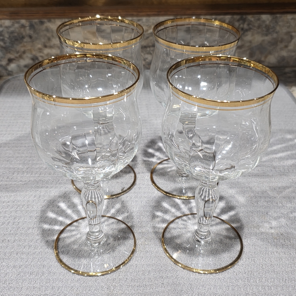 Elegant Gold Rimmed Wine Glass Set